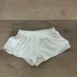 Women’s Lululemon Hotty Hot shorts. Size 4 & 2.5 Inches! Great Condition!